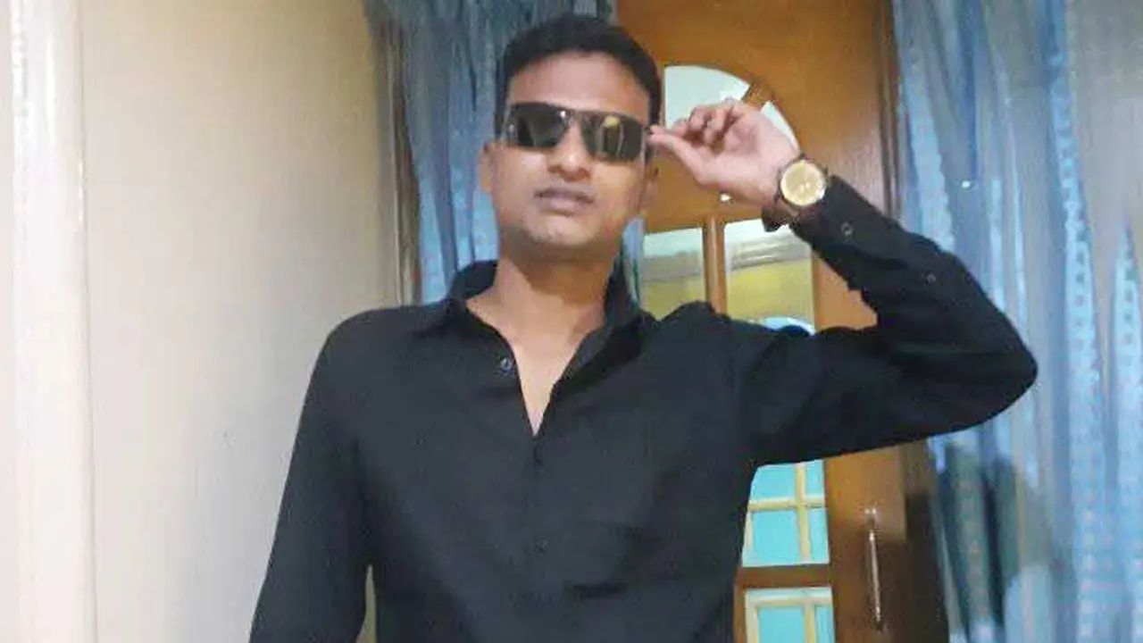 স্বেচ্ছাসেবক দলের বহিষ্কৃত নেতাকে পুলিশের সামনেই কুপিয়ে হত্যা